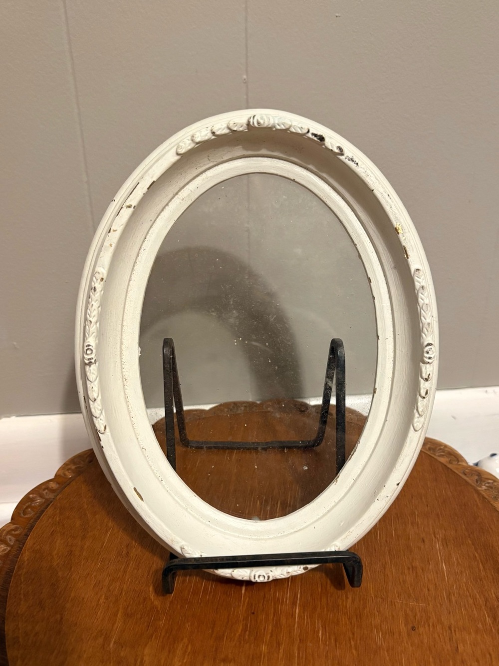 Distressed White Oval Decorative Picture Frame
